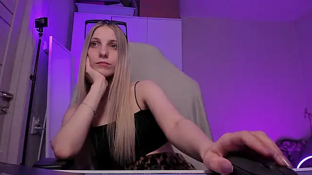 Snapshot of Anna_Fink chatting on March 8, 8:01 pm Anna Fink online show from March 8, 8:01 pm