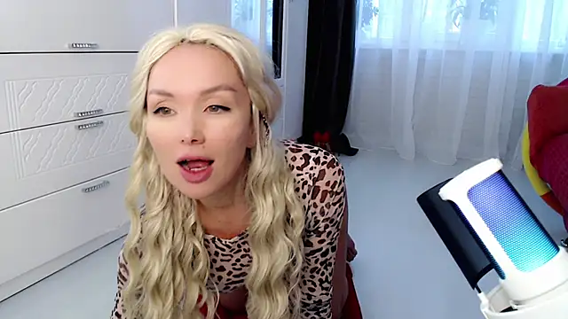 Snapshot of WhiteBunny chatting on October 14, 10:38 am WhiteBunny online show from October 14, 10:38 am