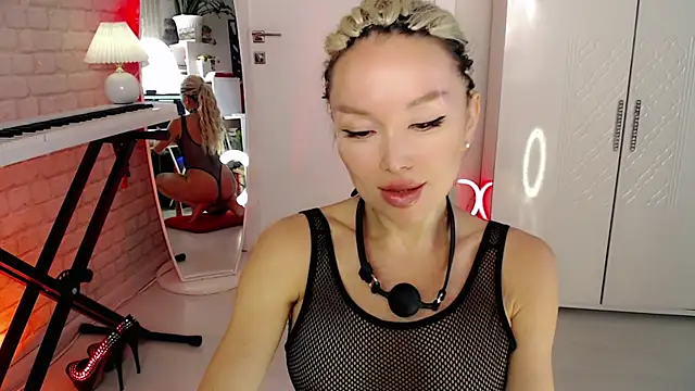 Snapshot of WhiteBunny chatting on November 6, 2:18 pm WhiteBunny online show from November 6, 2:18 pm