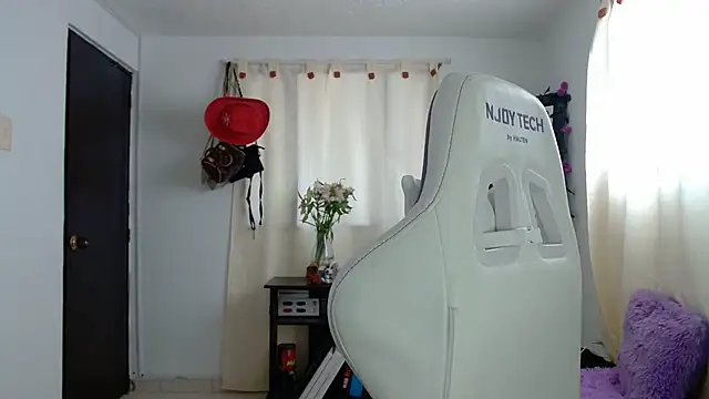 Snapshot of InocentHeaven1 chatting on December 9, 1:13 pm InocentHeaven1 online show from December 9, 1:13 pm