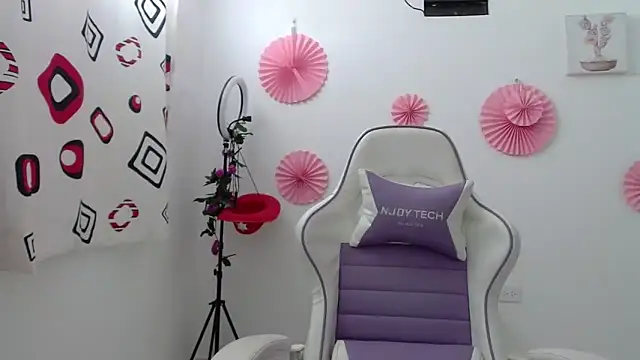 Snapshot of InocentHeaven1 chatting on December 17, 1:06 pm InocentHeaven1 online show from December 17, 1:06 pm