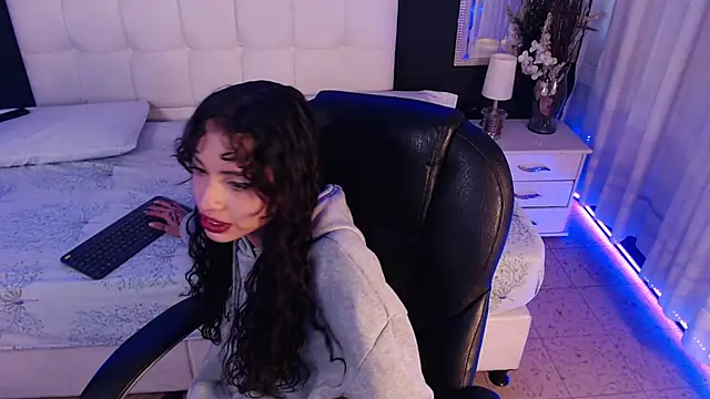 LiaVillalobos online show from December 19, 3:30 pm