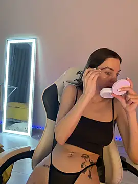 julia fly online show from March 19, 9:35 am