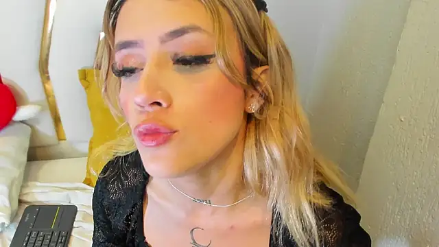 Snapshot of Sabrina_Cole chatting on February 19, 3:39 am Sabrina Cole online show from February 19, 3:39 am