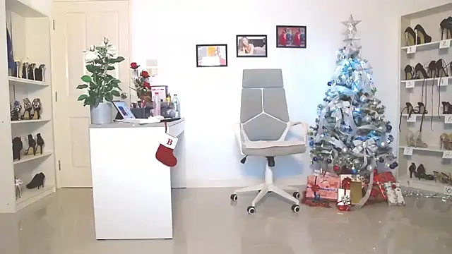 Hotbeebee online show from December 25, 2:57 am