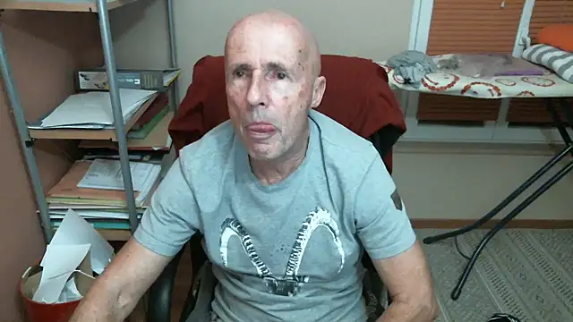 Snapshot of olibrius71 chatting on February 13, 9:00 pm olibrius71 online show from February 13, 9:00 pm