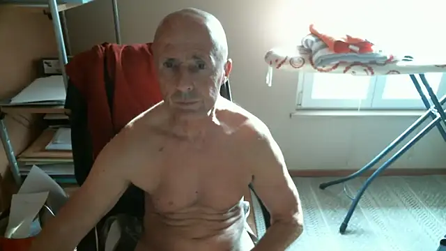 Snapshot of olibrius71 chatting on March 23, 3:38 pm olibrius71 online show from March 23, 3:38 pm
