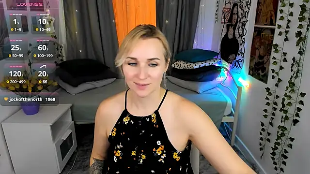 Snapshot of Karinella_x chatting on March 3, 12:15 am Karinella x online show from March 3, 12:15 am