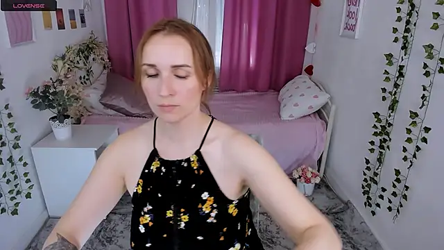 Snapshot of Karinella_x chatting on May 7, 3:50 pm Karinella x online show from May 7, 3:50 pm