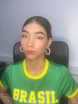 LauraAristizabal online show from July 18, 10:30 am