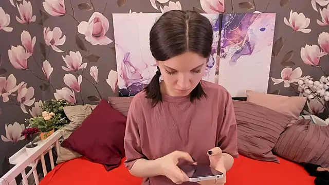 Snapshot of MelaniGrand chatting on February 19, 9:39 am MelaniGrand online show from February 19, 9:39 am