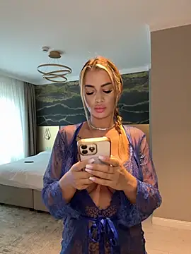 KirstieVegas online show from September 14, 3:44 pm