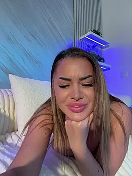 KirstieVegas online show from April 19, 6:10 pm