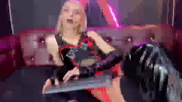 Snapshot of Victoria_Badgal_ chatting on December 18, 11:40 pm Victoria Badgal online show from December 18, 11:40 pm