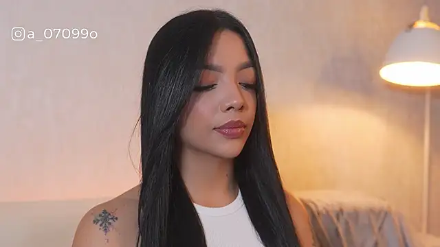 sarah hiill online show from December 17, 12:00 pm