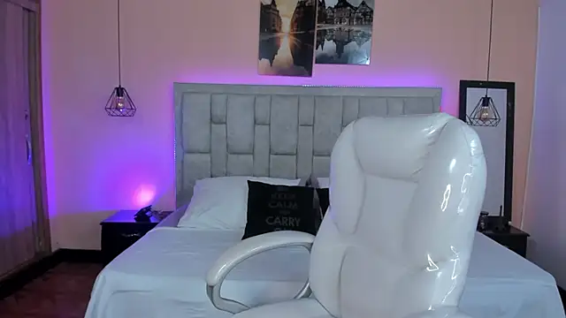 Snapshot of Stefhanyblow chatting on December 3, 10:29 pm Stefhanyblow online show from December 3, 10:29 pm