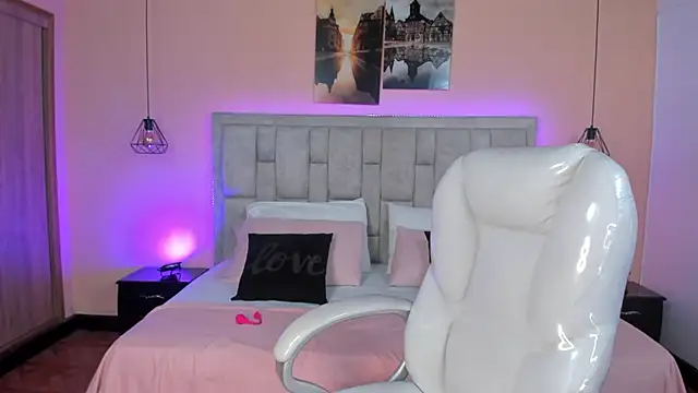 Snapshot of Stefhanyblow chatting on December 10, 11:19 pm Stefhanyblow online show from December 10, 11:19 pm