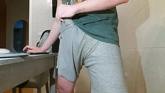 Snapshot of asa92921 chatting on March 1, 3:05 pm asa92921 online show from March 1, 3:05 pm