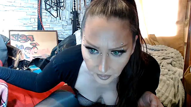 Snapshot of dominatrixredsonyja chatting on June 7, 3:43 am dominatrixredsonyja online show from June 7, 3:43 am