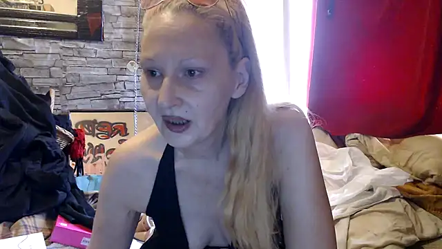 Snapshot of dominatrixredsonyja chatting on August 7, 1:02 pm dominatrixredsonyja online show from August 7, 1:02 pm