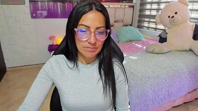 Snapshot of alma_blue chatting on July 31, 9:36 pm alma blue online show from July 31, 9:36 pm