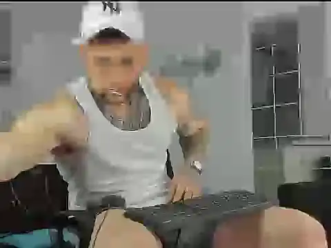 Snapshot of _jamesleandros1 chatting on December 2, 9:28 pm jamesleandros1 online show from December 2, 9:28 pm