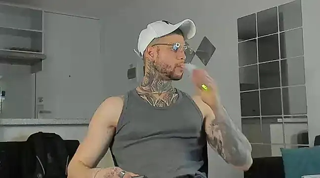 Snapshot of _jamesleandros1 chatting on December 3, 11:57 pm jamesleandros1 online show from December 3, 11:57 pm