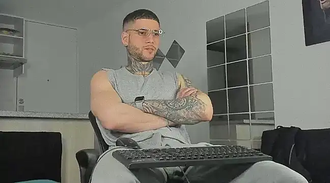 Snapshot of _jamesleandros1 chatting on December 28, 2:01 am jamesleandros1 online show from December 28, 2:01 am