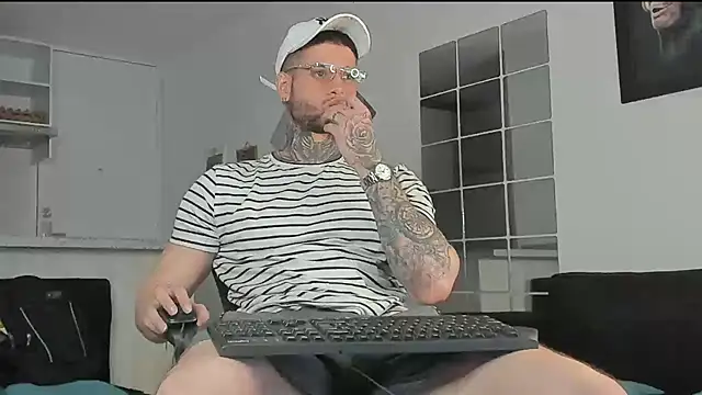 Snapshot of _jamesleandros1 chatting on January 6, 10:05 pm jamesleandros1 online show from January 6, 10:05 pm