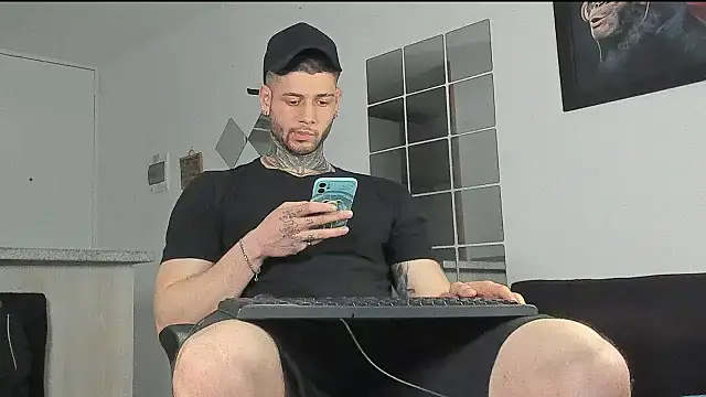 Snapshot of _jamesleandros1 chatting on January 15, 2:06 am jamesleandros1 online show from January 15, 2:06 am