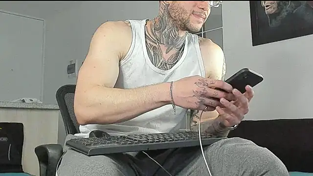 Snapshot of _jamesleandros1 chatting on January 30, 10:51 pm jamesleandros1 online show from January 30, 10:51 pm