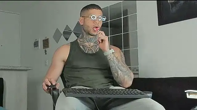 Snapshot of _jamesleandros1 chatting on February 20, 5:33 am jamesleandros1 online show from February 20, 5:33 am