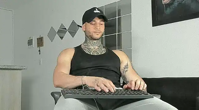 Snapshot of _jamesleandros1 chatting on February 22, 3:45 am jamesleandros1 online show from February 22, 3:45 am