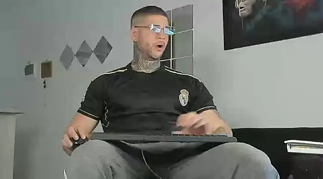 Snapshot of _jamesleandros1 chatting on February 28, 12:09 pm jamesleandros1 online show from February 28, 12:09 pm