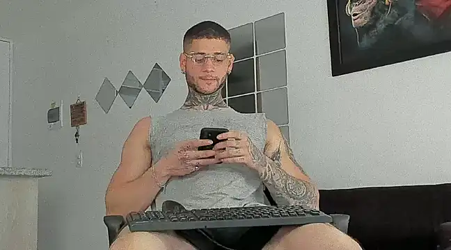 Snapshot of _jamesleandros1 chatting on March 1, 8:31 pm jamesleandros1 online show from March 1, 8:31 pm