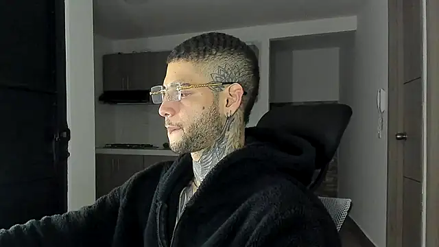 Snapshot of _jamesleandros1 chatting on September 10, 12:43 am jamesleandros1 online show from September 10, 12:43 am