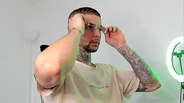 Snapshot of _jamesleandros1 chatting on October 1, 8:59 pm jamesleandros1 online show from October 1, 8:59 pm