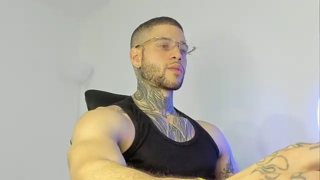 Snapshot of _jamesleandros1 chatting on October 3, 1:02 am jamesleandros1 online show from October 3, 1:02 am