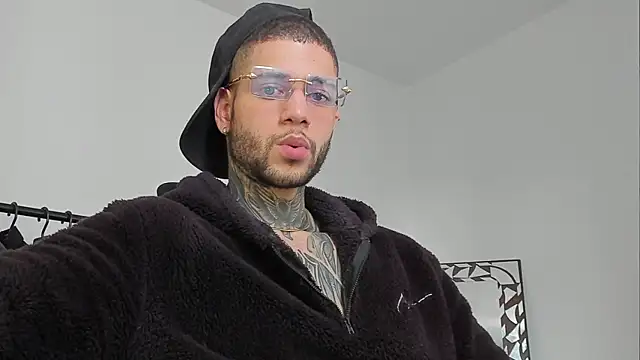 Snapshot of _jamesleandros1 chatting on October 8, 7:44 pm jamesleandros1 online show from October 8, 7:44 pm