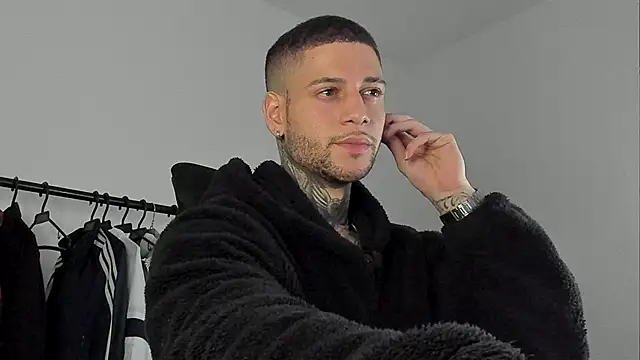 Snapshot of _jamesleandros1 chatting on October 16, 10:22 pm jamesleandros1 online show from October 16, 10:22 pm