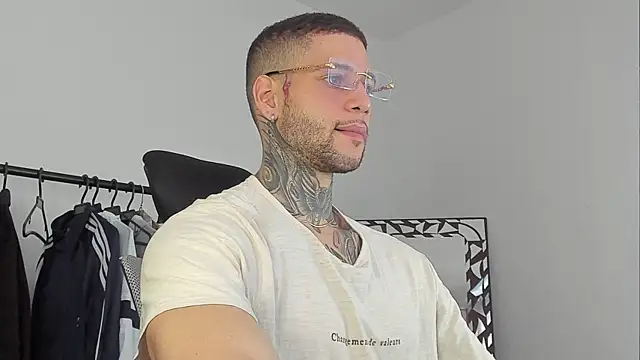 Snapshot of _jamesleandros1 chatting on October 20, 5:24 pm jamesleandros1 online show from October 20, 5:24 pm