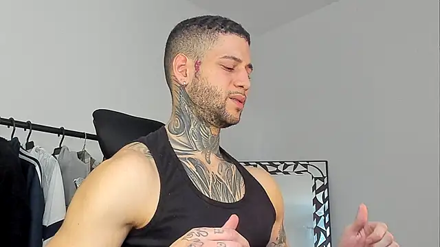 Snapshot of _jamesleandros1 chatting on October 25, 9:42 pm jamesleandros1 online show from October 25, 9:42 pm