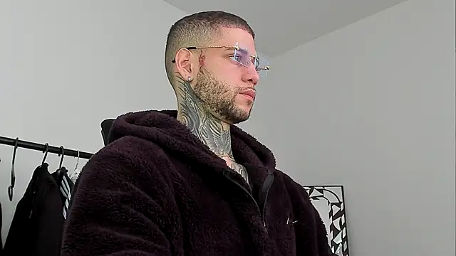 Snapshot of _jamesleandros1 chatting on November 12, 12:27 pm jamesleandros1 online show from November 12, 12:27 pm