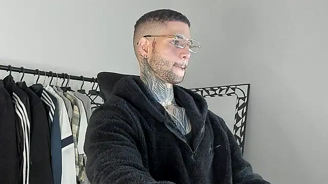 Snapshot of _jamesleandros1 chatting on November 25, 3:28 am jamesleandros1 online show from November 25, 3:28 am