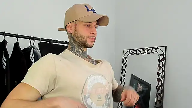 Snapshot of _jamesleandros1 chatting on December 13, 7:53 pm jamesleandros1 online show from December 13, 7:53 pm