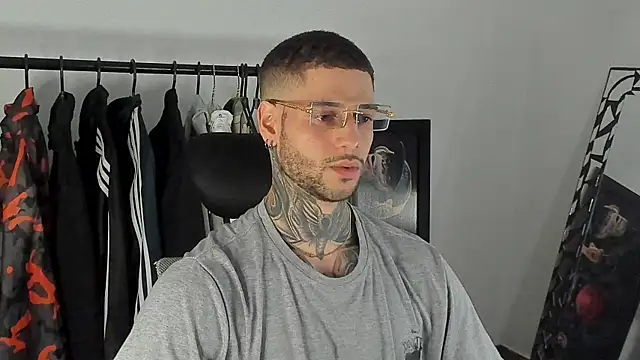 Snapshot of _jamesleandros1 chatting on December 16, 9:09 pm jamesleandros1 online show from December 16, 9:09 pm