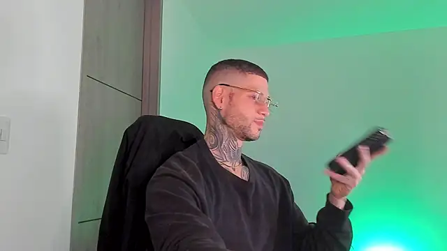  jamesleandros1 online show from March 27, 1:44 am