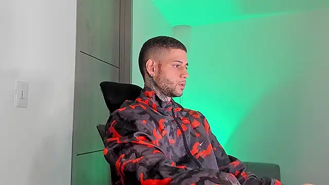  jamesleandros1 online show from April 25, 1:19 am