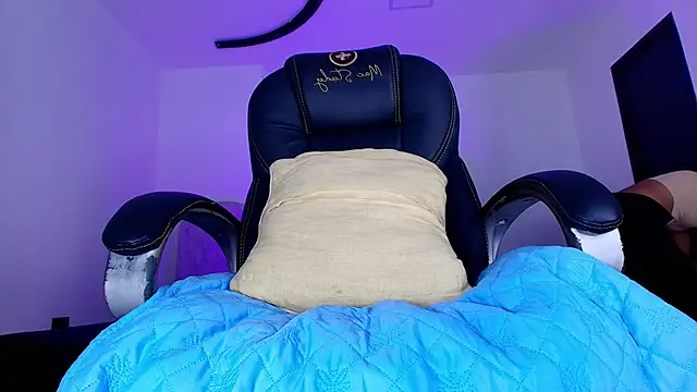 naomi kyse online show from April 22, 1:08 am