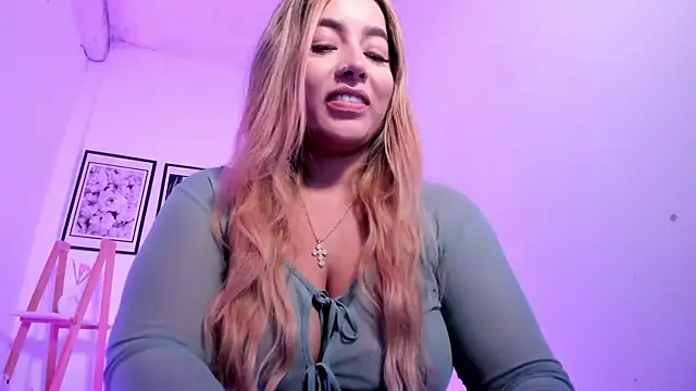 sofihill01 online show from April 14, 9:32 pm